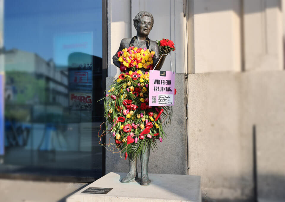 Heidi Kabel Denkmal Hamburg mit Blumen geschmückt