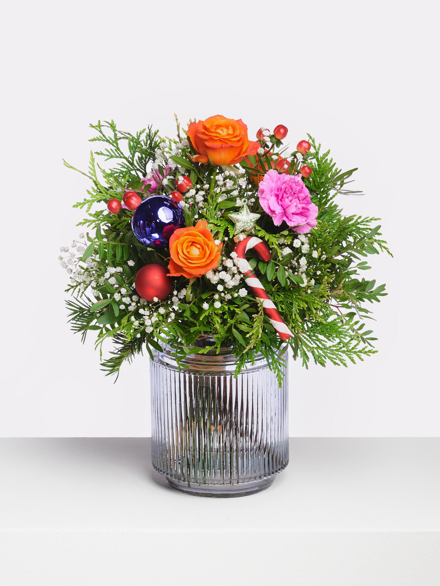 Weihnachtstanz - Hauptblüte: Alstromerien, Nelken, Rosen - Hauptfarbe: Bunt