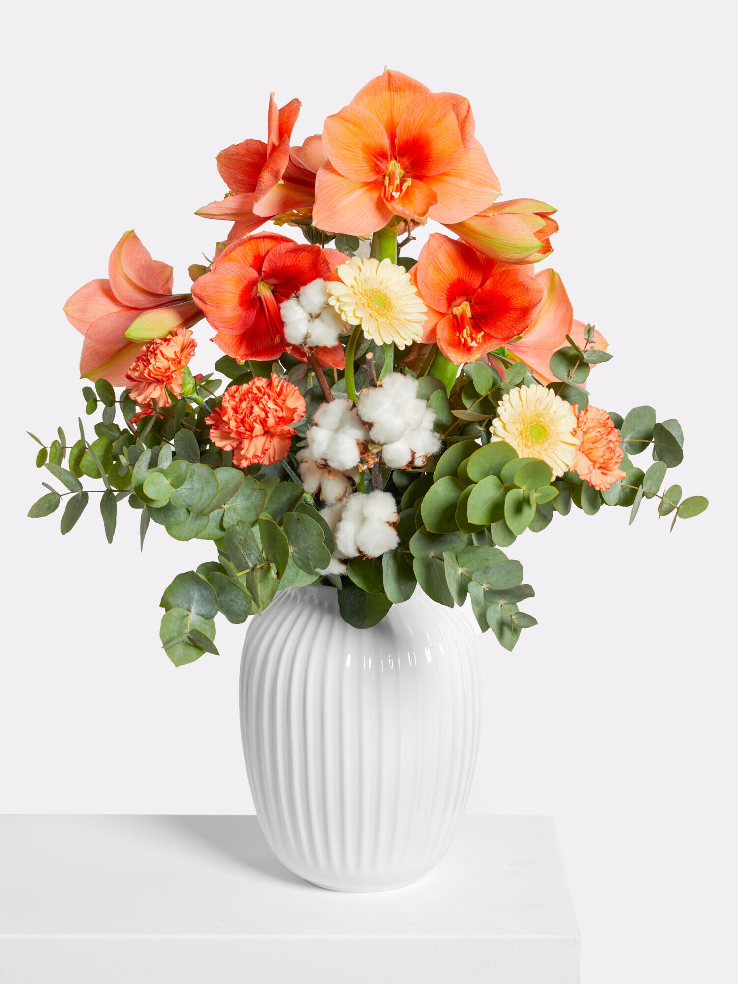 Cinnamon and Magic Cinnamon and Magic - Main Colors: APRICOT, ROSE - Main Flowers: AMARYLLIS, CARNATIONS, GERBERA