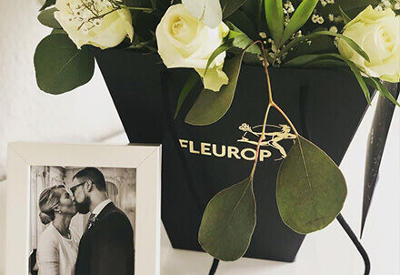 Hochzeitsgeschenk, bestehend aus Blumen von Fleurop und einem Hochzeitsbild