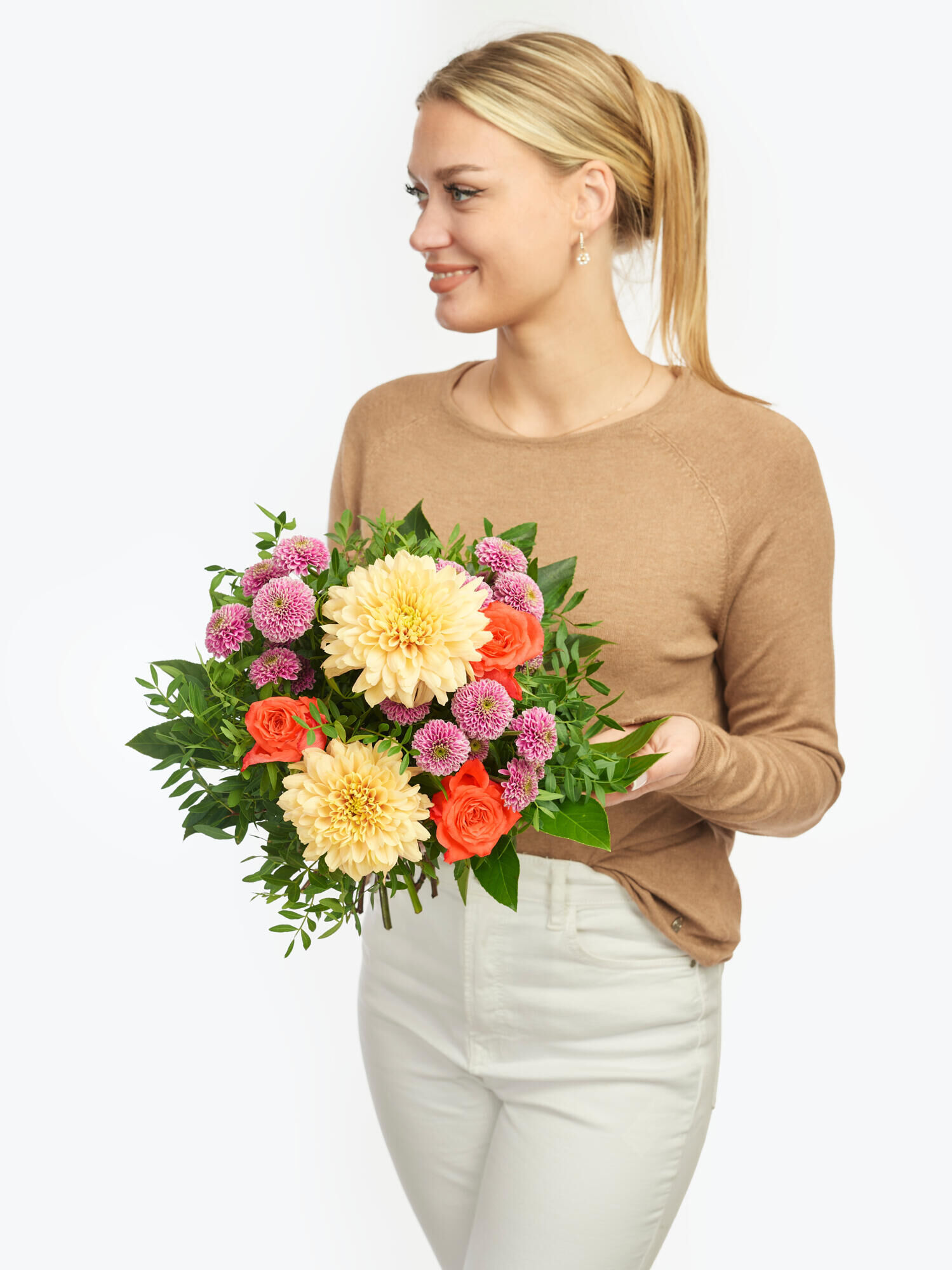 Strauß der Woche - Hauptblüte: Chrysanthemen, Rosen - Hauptfarbe: Orange