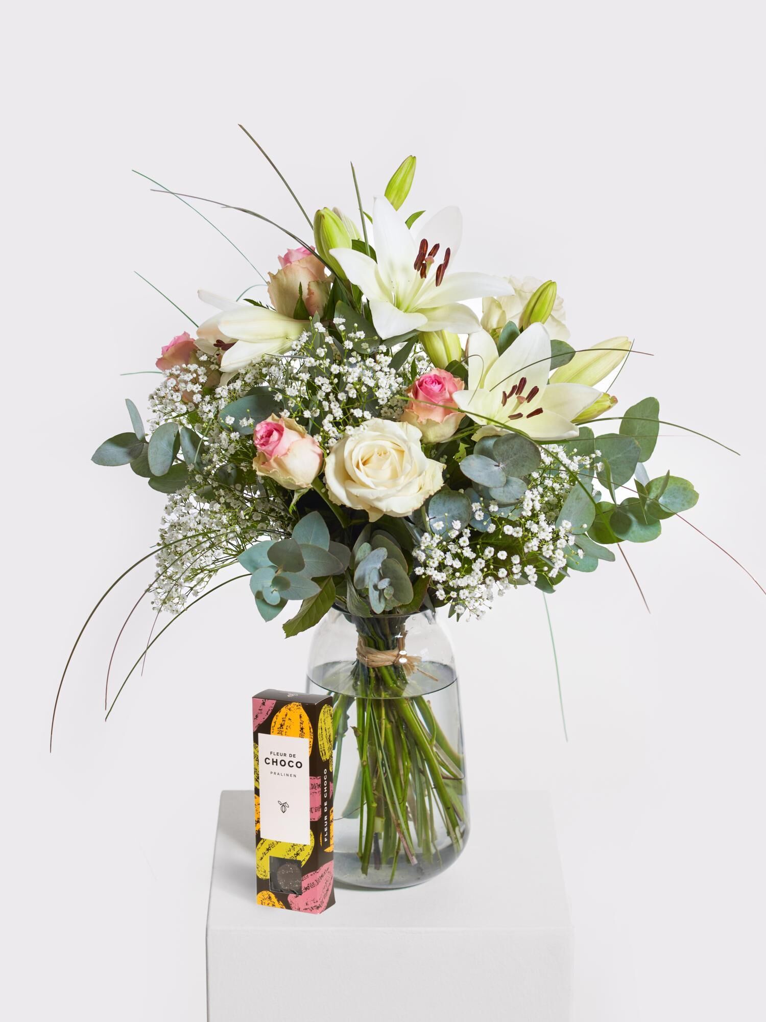 Zarte Blütenträumerei mit Fleur de Choco - Hauptblüte: Lilien, Rosen - Hauptfarbe: Rosa, Weiß