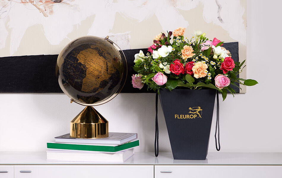 Valentinstagsstrauß in Flowerbag und Globus