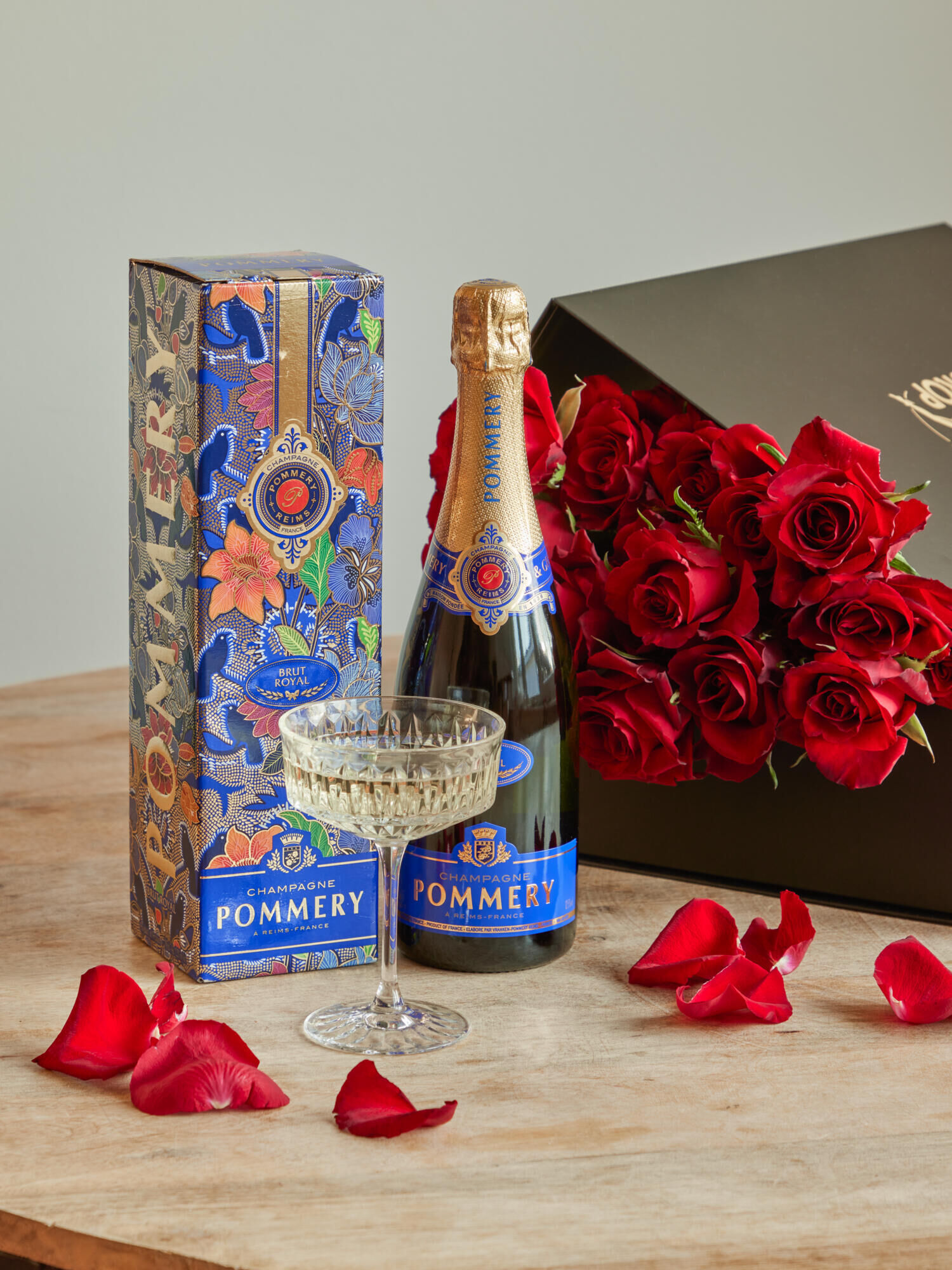 In Flirtlaune mit Champagner - Hauptblüte: Rosen - Hauptfarbe: Rot