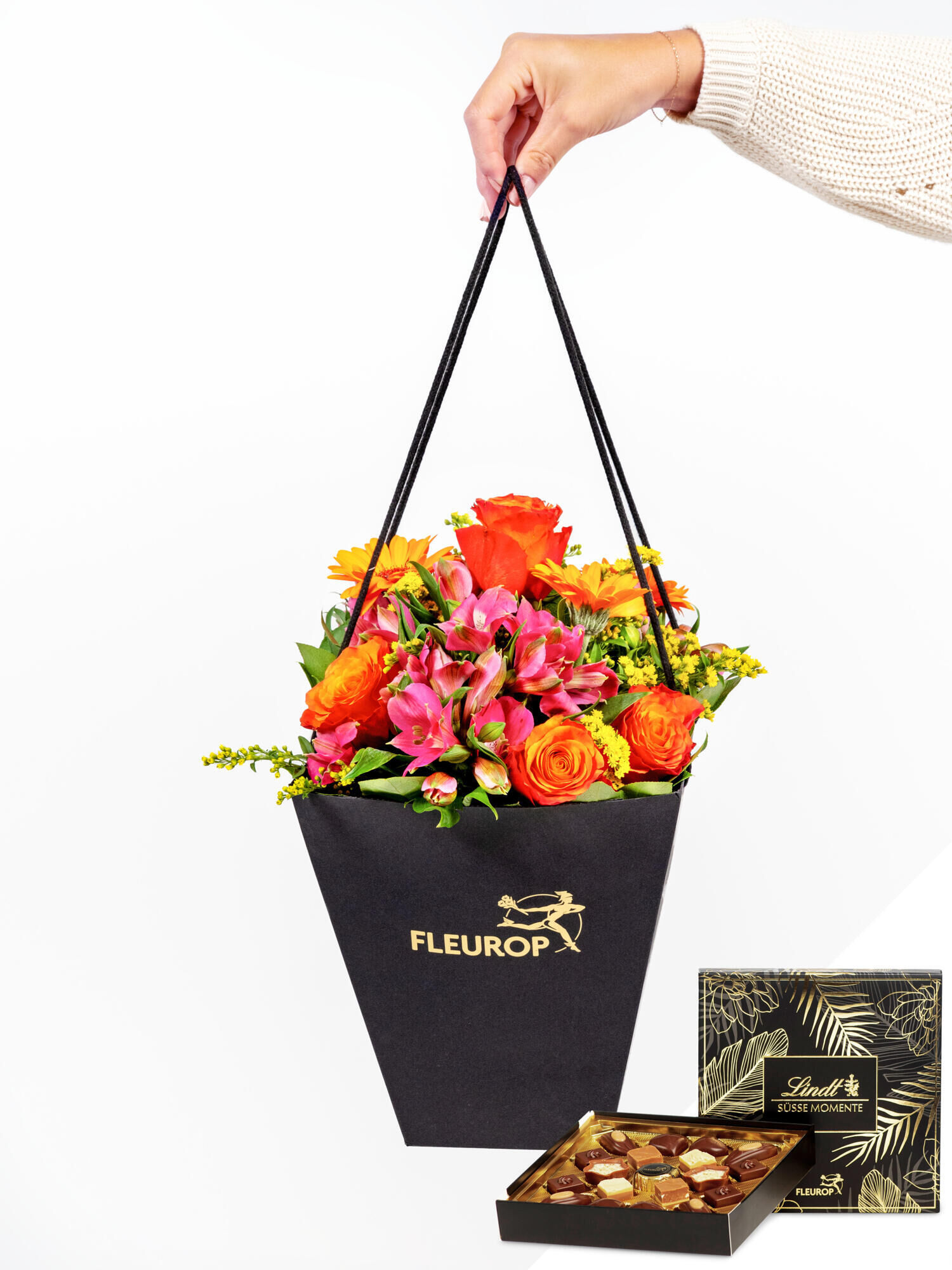 Sonnige Geburtstagsgrüße mit Lindt-Pralinen - Hauptblüte: Alstromerien, Germini, Rosen - Hauptfarbe: Gelb, Orange, Pink