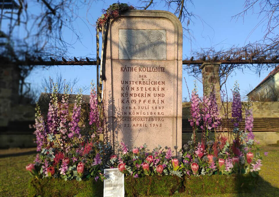 Denkmal Käthe Kollwitz Moritzburg mit Blumen geschmückt