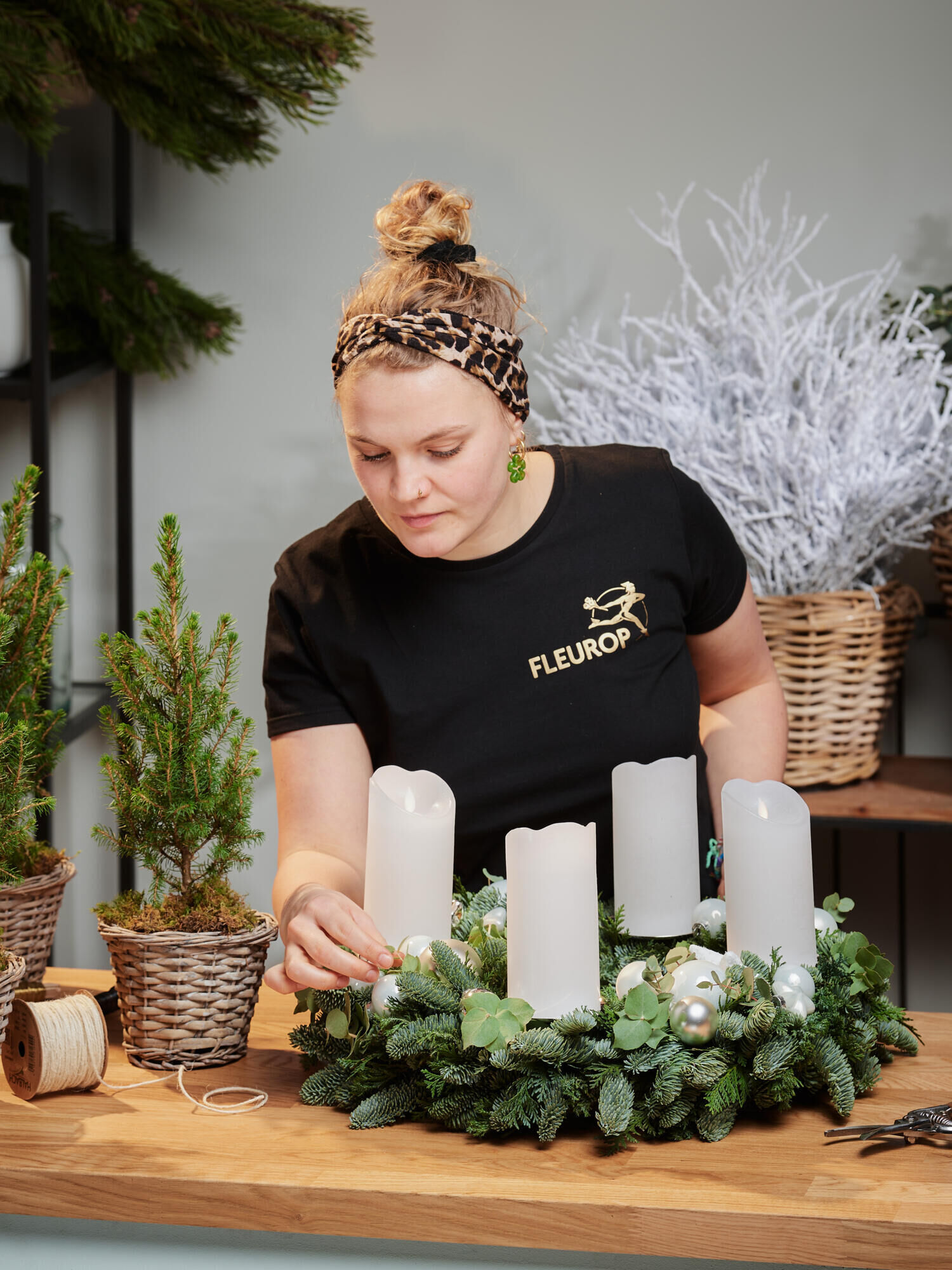 Shining Advent Greeting - Main Colors: WHITE