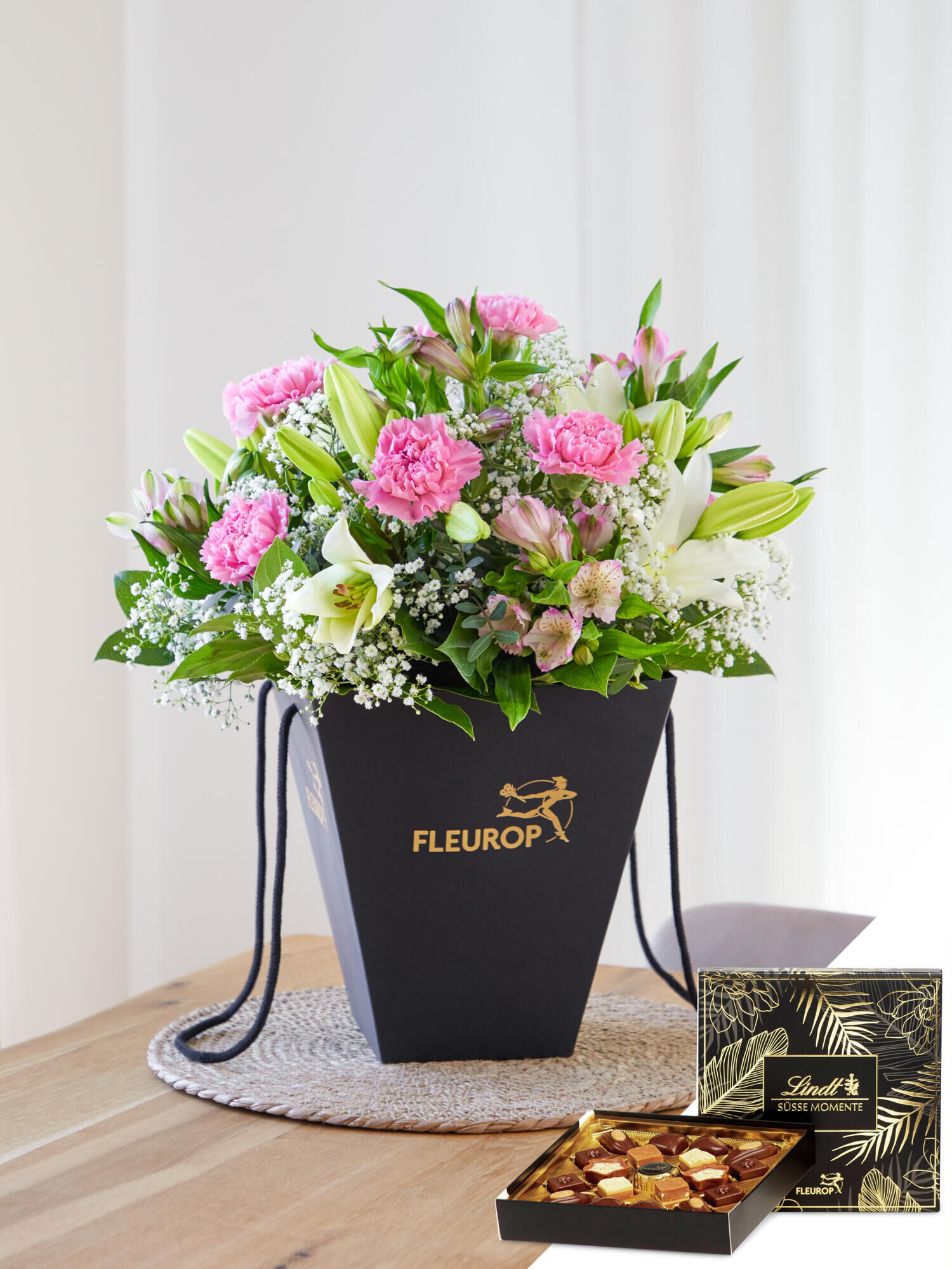 Fröhlich und aufgeweckt mit Lindt-Pralinen - Hauptblüte: Alstromerien, Lilien, Nelken - Hauptfarbe: Pink, Rosa, Weiß
