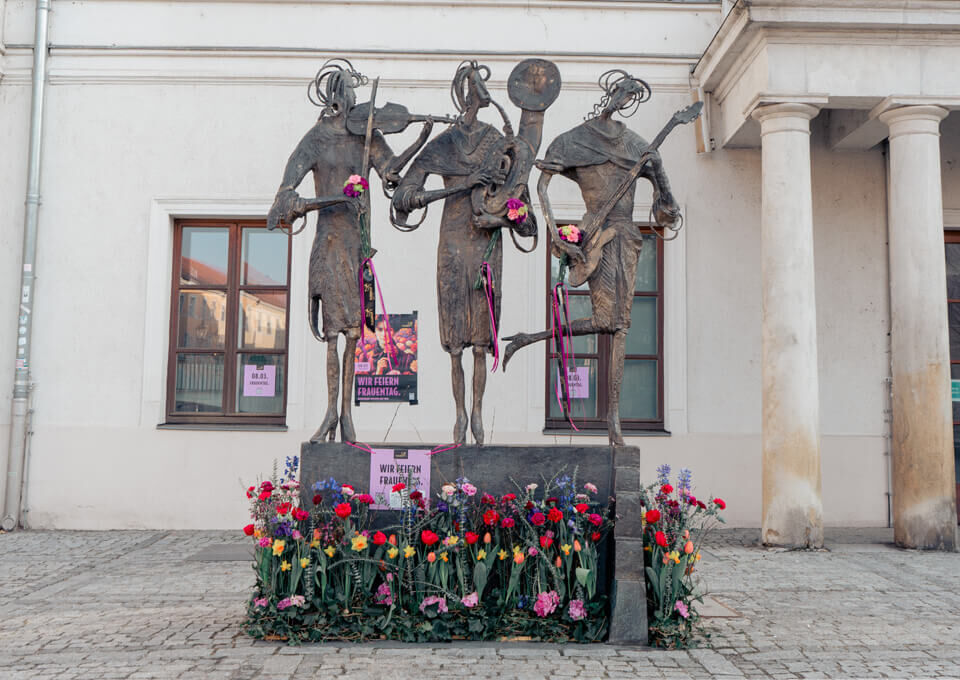 Drei Musen der Musik Regensburg mit Blumen geschmückt