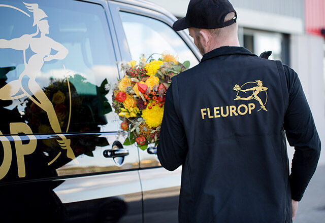 Fleurop-Bote mit Blumenstrauß