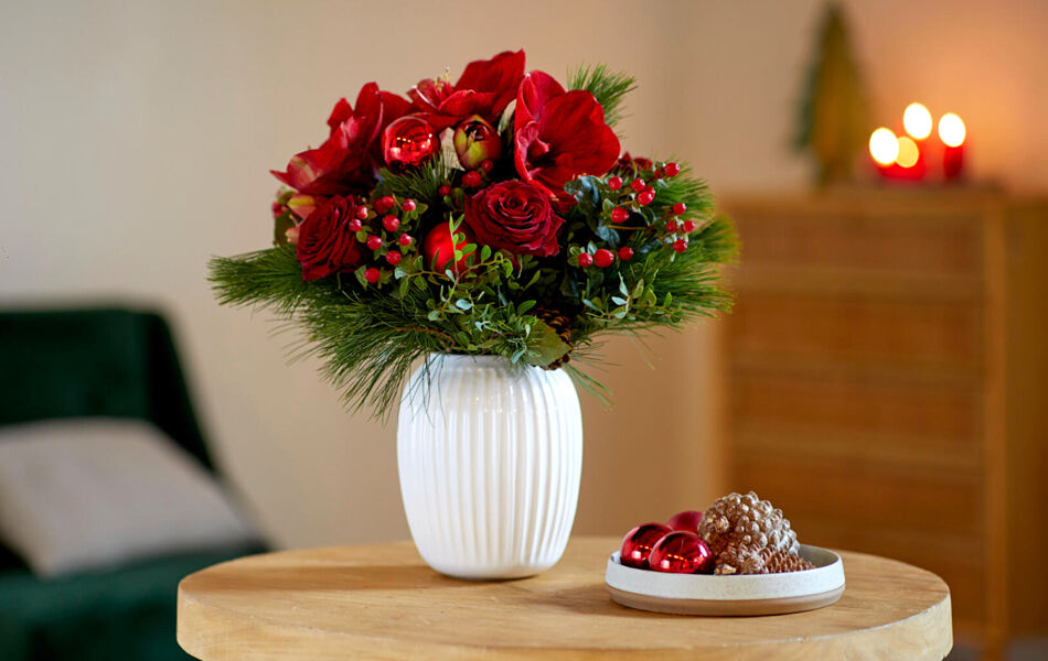 Amaryllis-Bouquet mit festlicher Dekoration
