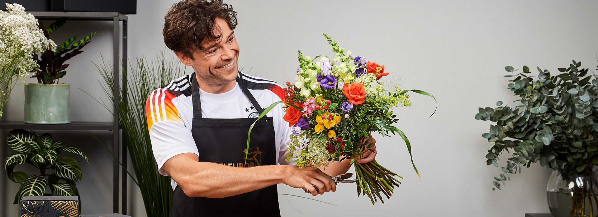Florist mit buntem Strauß zur EM 2024