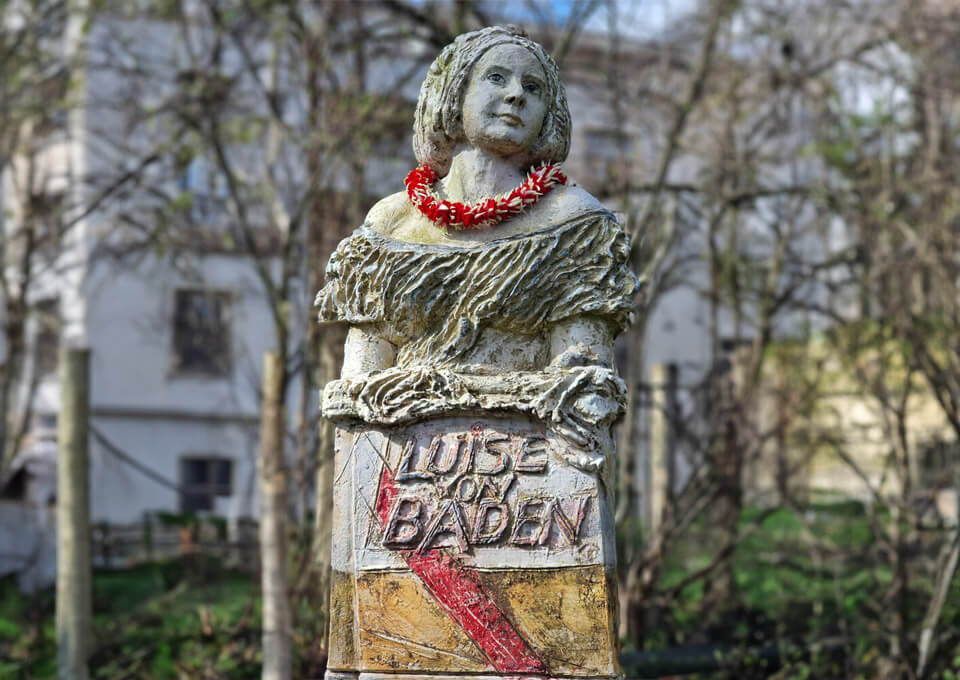Luise von Baden Denkmal in Karslruhe mit Blumen geschmückt
