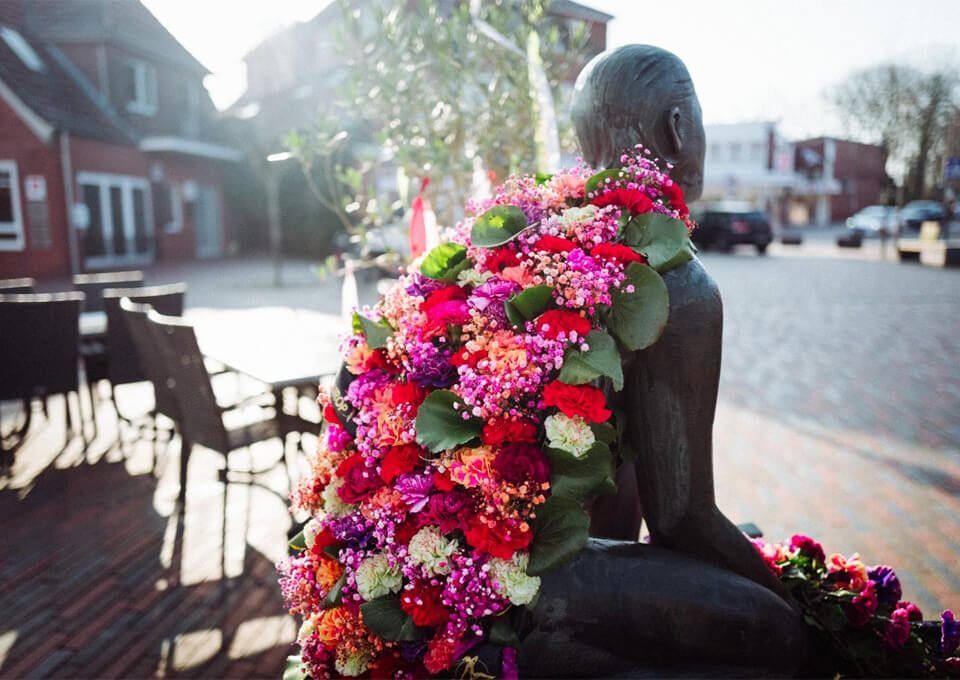 Hebammenstatue Horneburg mit Blumen geschmückt