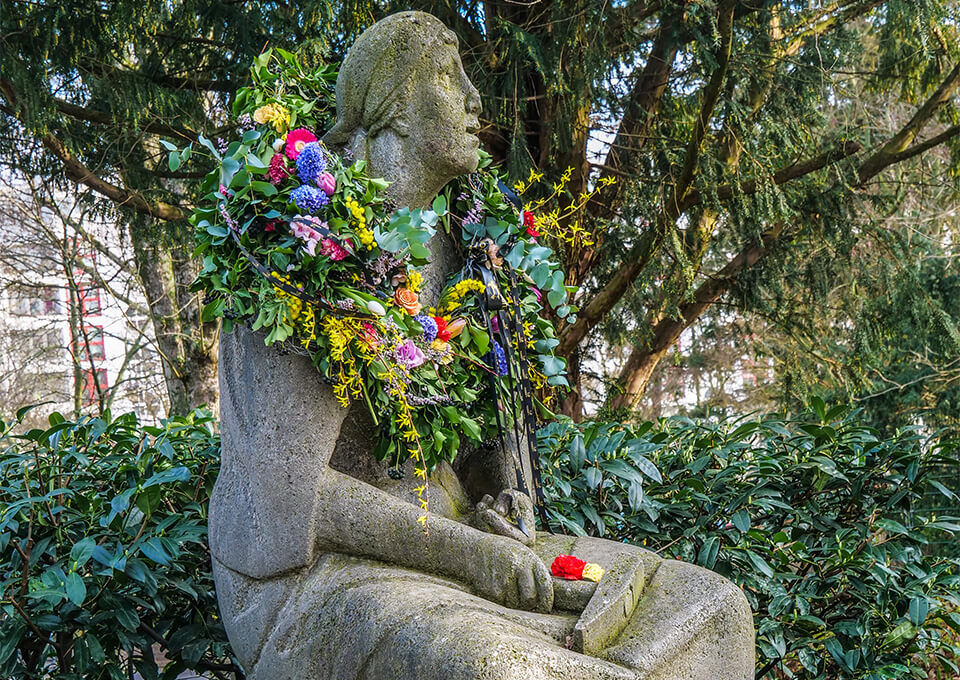 Trümmerfrauen Denkmal Berlin mit Blumen geschmückt