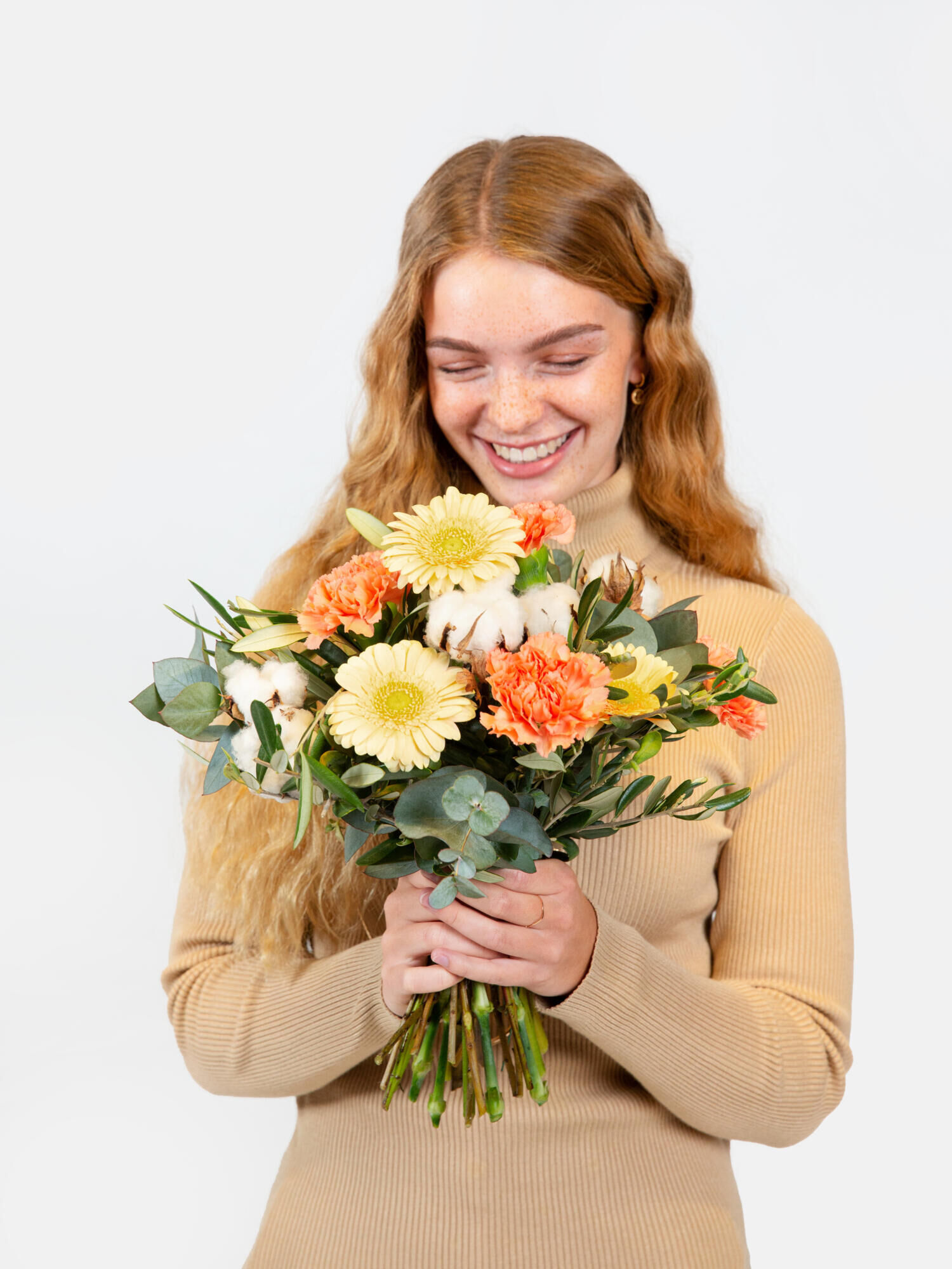 Winter Breeze - Main Colors: APRICOT, ORANGE, WHITE - Main Flowers: CARNATIONS, GERBERA