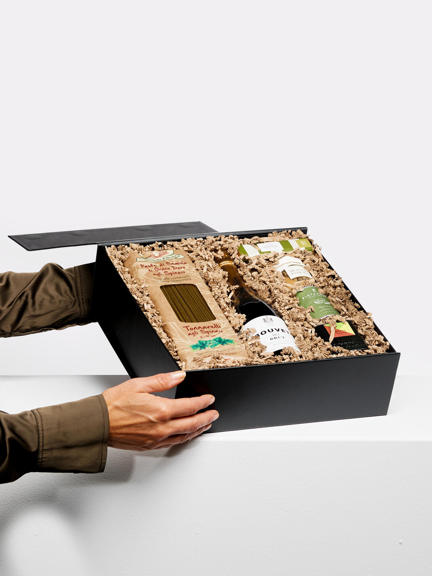 Taste the Moment - Main Colors: RED - Main Flowers: ROSES