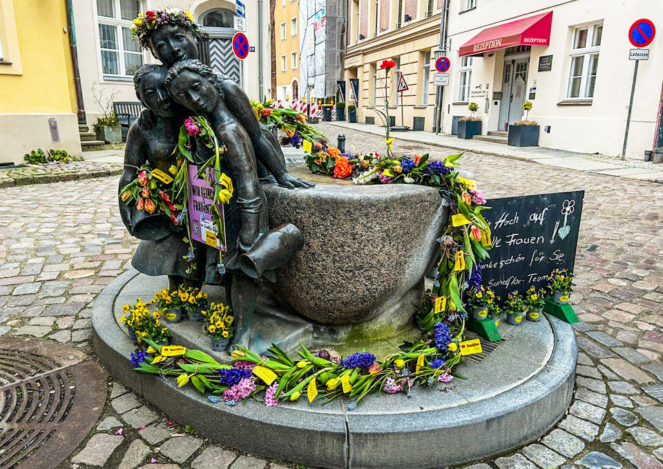 Mägdebrunnen Stralsund mit Blumen geschmückt