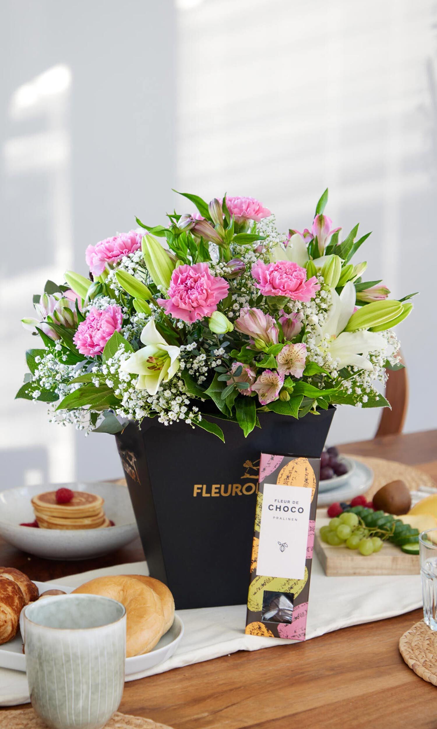 Zum Muttertag mit Fleur de Choco - Hauptblüte: Alstromerien, Lilien, Nelken - Hauptfarbe: Pink, Rosa, Weiß