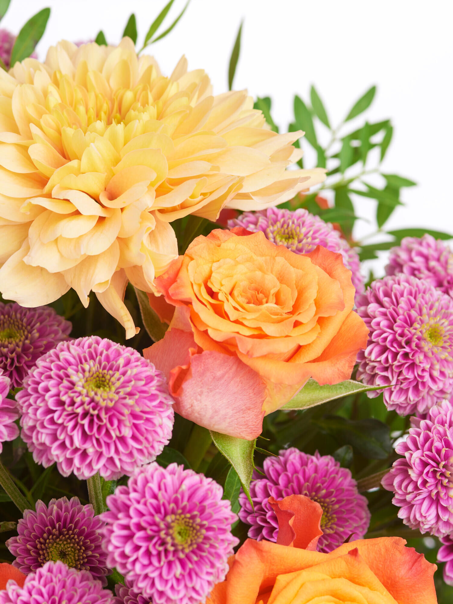 Strauß der Woche - Hauptblüte: Chrysanthemen, Rosen - Hauptfarbe: Apricot, Orange, Rosa