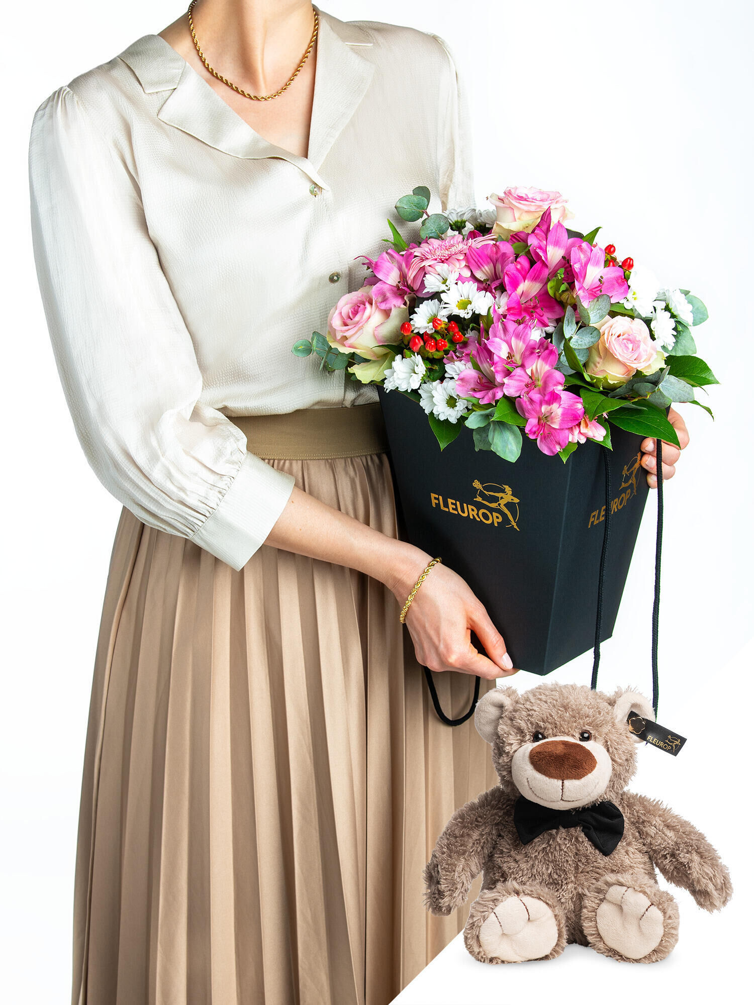 Herzenszauber mit Teddy - Hauptblüte: Alstromerien, Chrysanthemen, Germini, Rosen - Hauptfarbe: Pink, Rosa