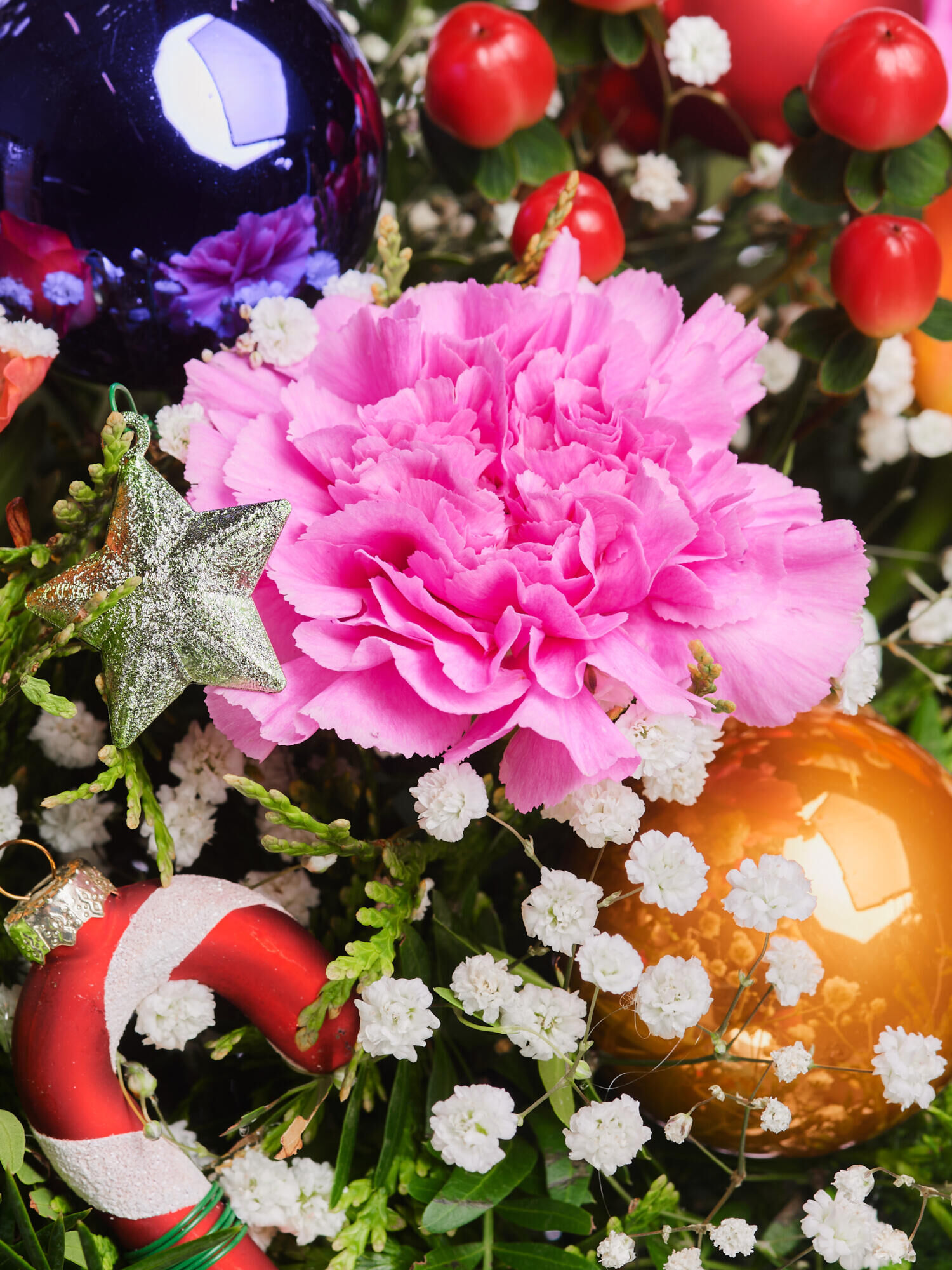 Weihnachtstanz - Hauptblüte: Alstromerien, Nelken, Rosen - Hauptfarbe: Bunt