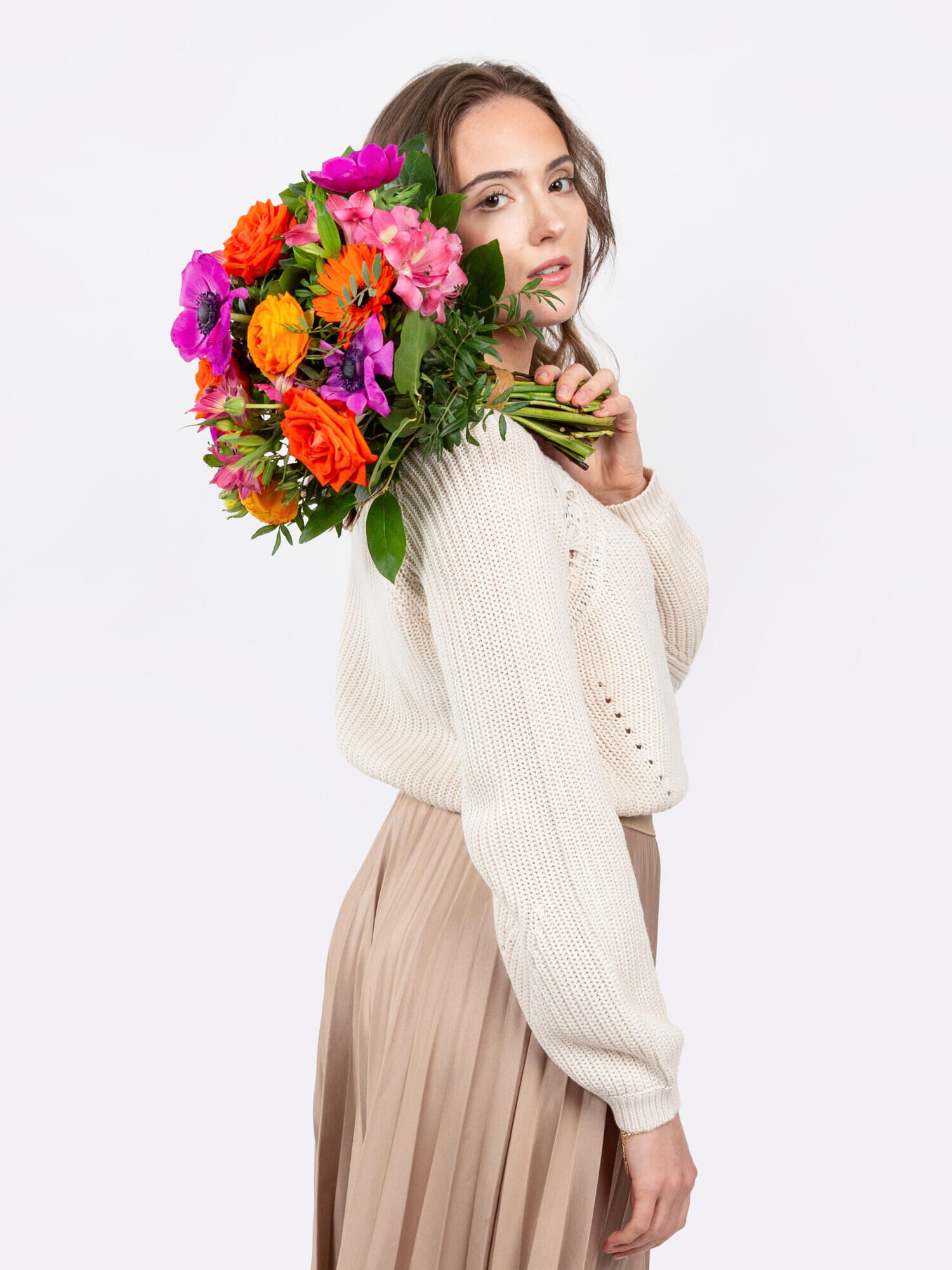 Erste Sonnenstrahlen - Hauptblüte: Alstromerien, Germini, Ranunkeln, Rosen - Hauptfarbe: Orange, Pink