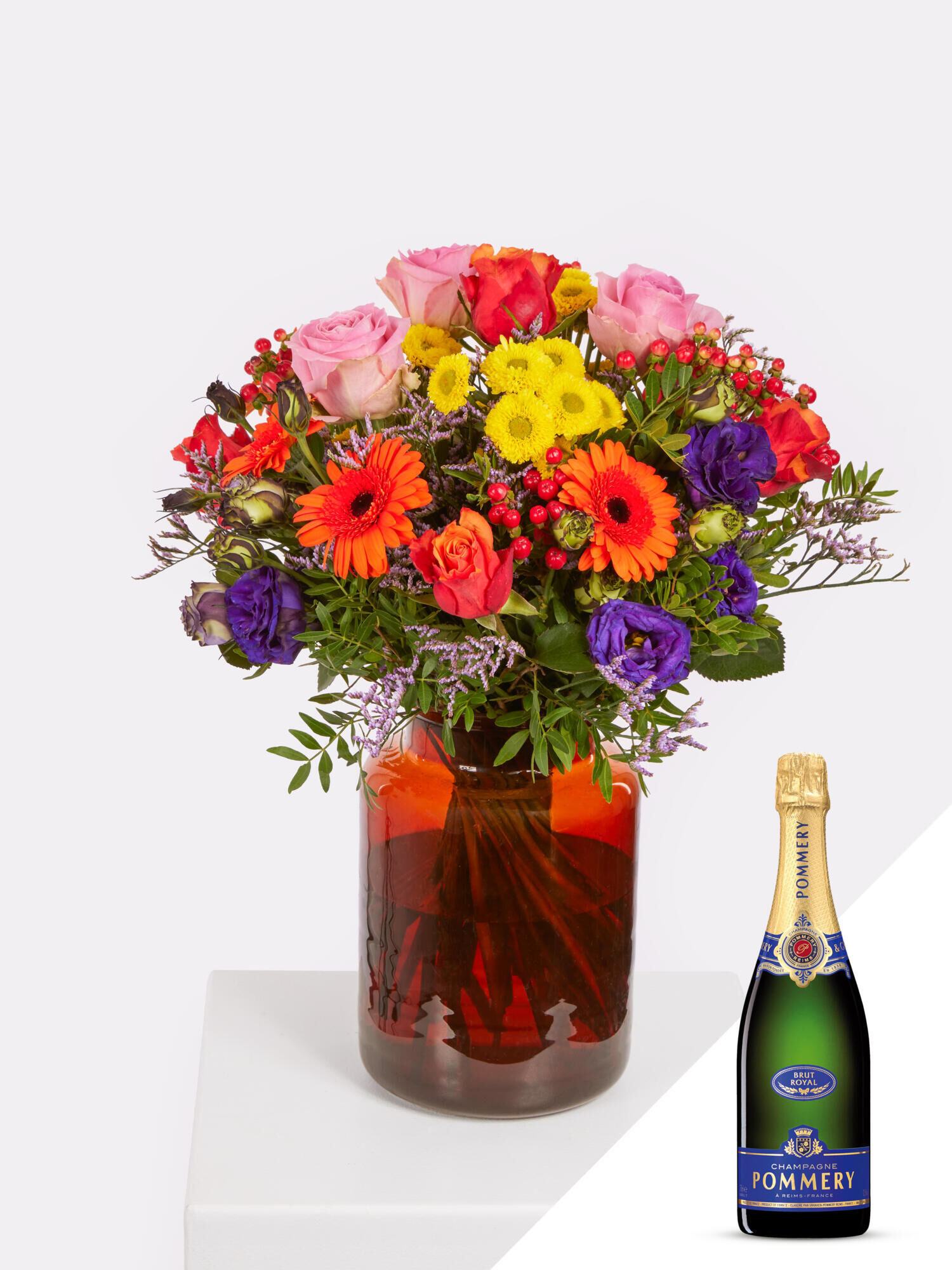 Geburtstagsgruß mit Champagner - Hauptblüte: Eustoma, Germini, Rosen - Hauptfarbe: Bunt