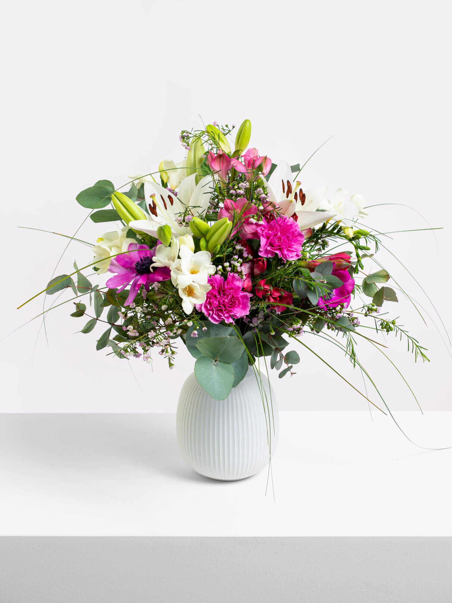 Ein Hauch von Frühling - Hauptblüte: Alstromerien, Freesien, Lilien, Nelken - Hauptfarbe: Pink, Violett, Weiß