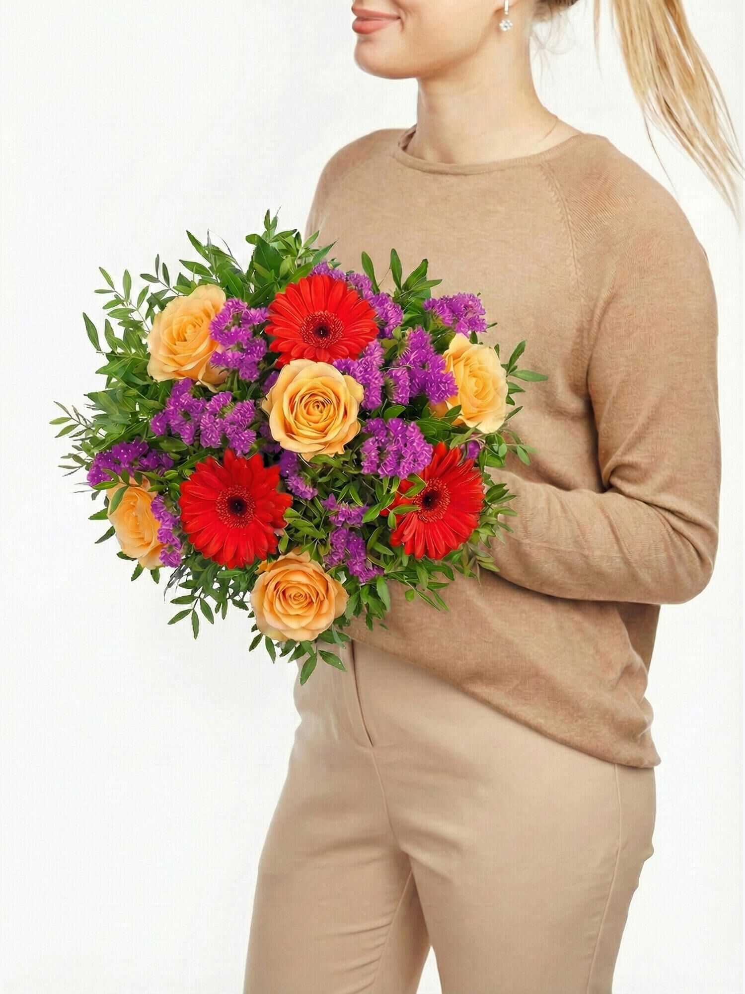 Strauß der Woche - Hauptblüte: Germini, Rosen - Hauptfarbe: Apricot, Rot, Violett