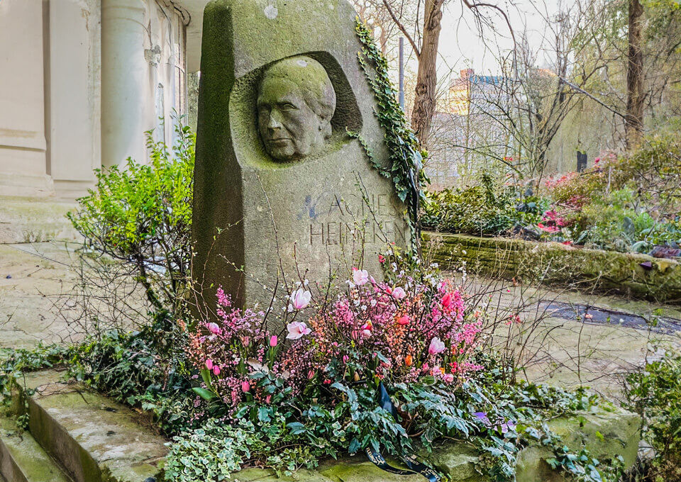 Agnes Heineken Denkmal Bremen mit Blumen geschmückt