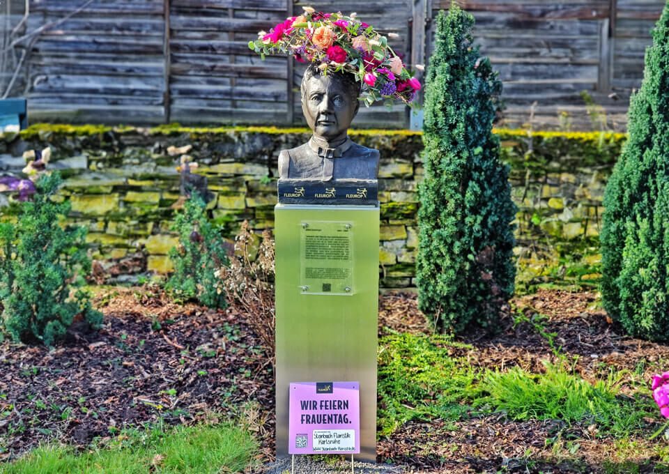 Erna Scheffler Denkmal Karlsruhe mit Blumen geschmückt