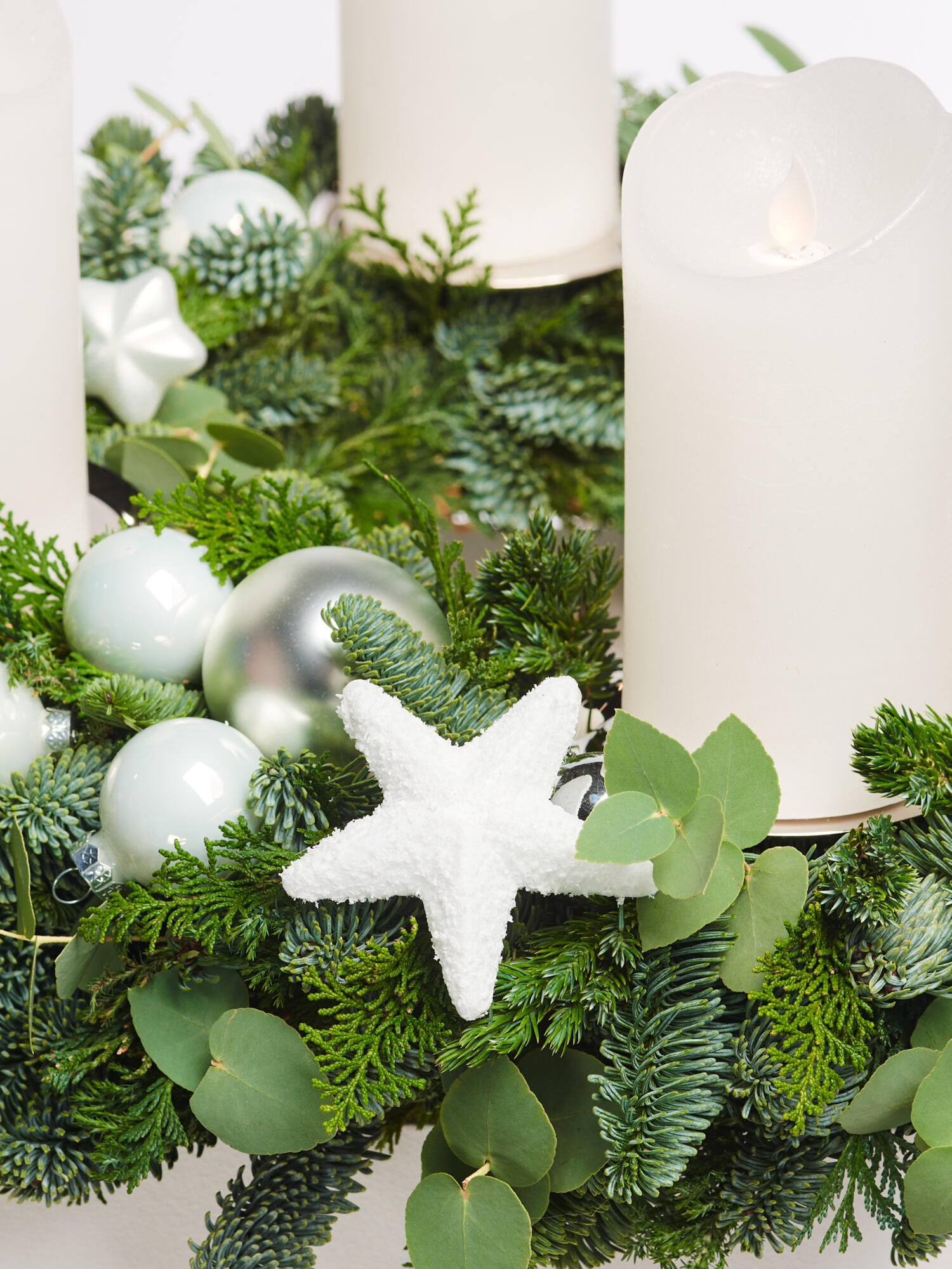 Shining Advent Greeting - Main Colors: WHITE