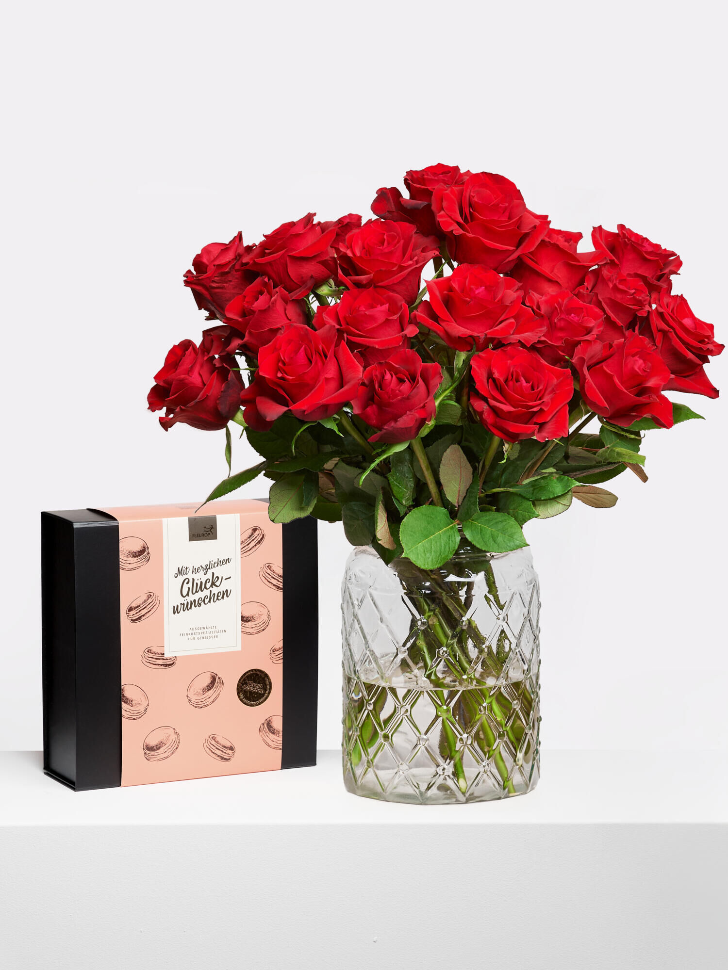 Taste the Moment - Main Colors: RED - Main Flowers: ROSES