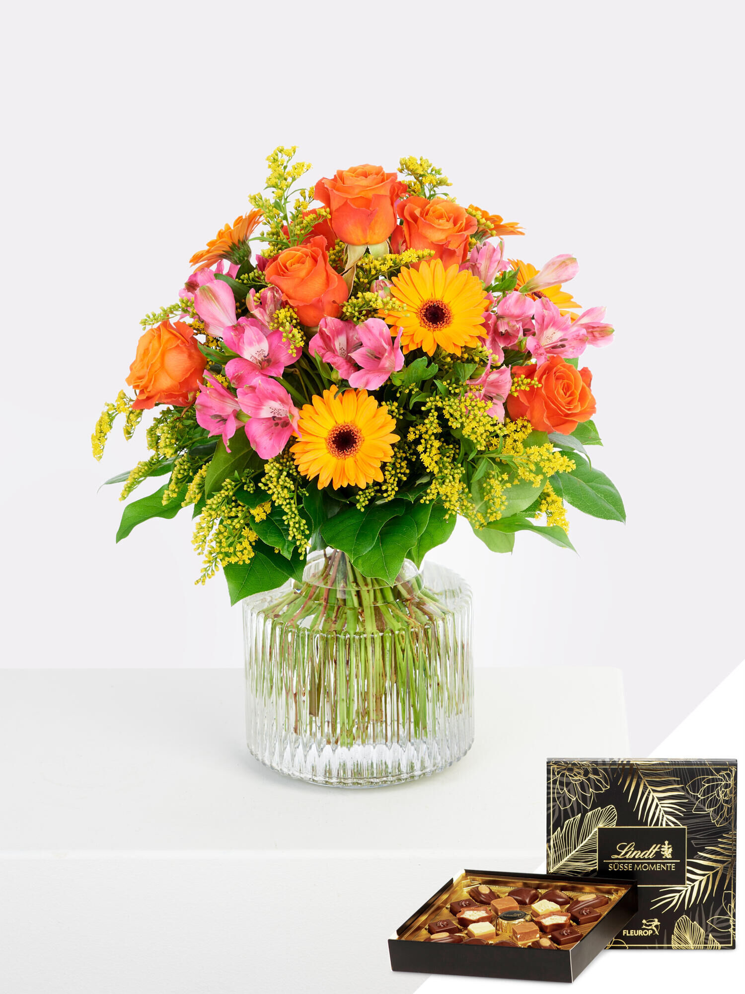 Sonnige Geburtstagsgrüße mit Lindt-Pralinen - Hauptblüte: Alstromerien, Germini, Rosen - Hauptfarbe: Gelb, Orange, Pink