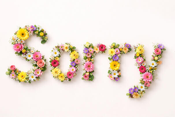 Sorry Schriftzug aus bunten Blumen als Symbol für eine liebevolle Entschuldigung schreiben