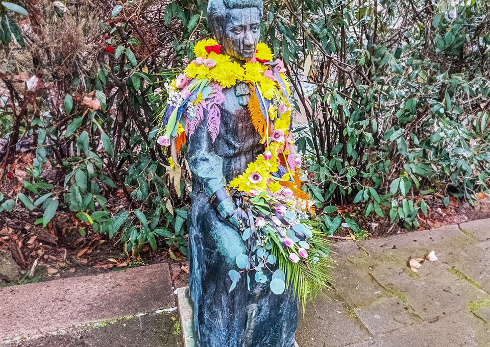 Rosa Luxemburg Statue Erfurt dekoriert mit Blumen geschmückt