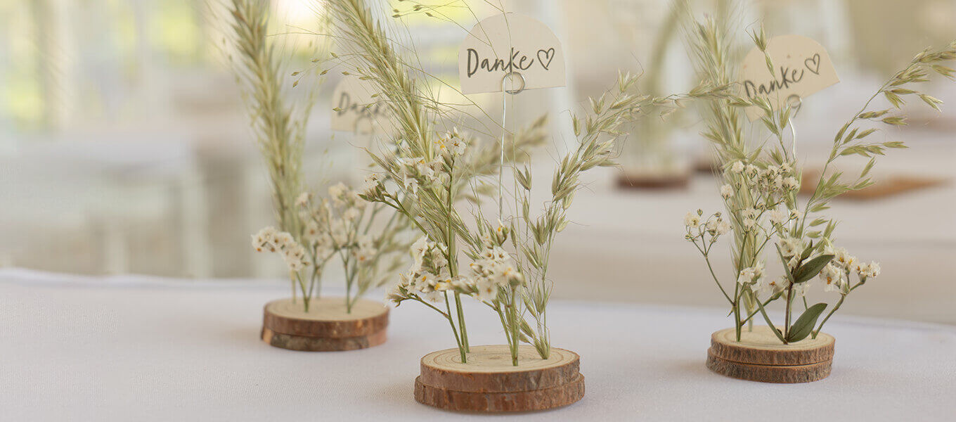 3 kleine Ikebanas mit Trockenblumen und einem "Danke" Schild