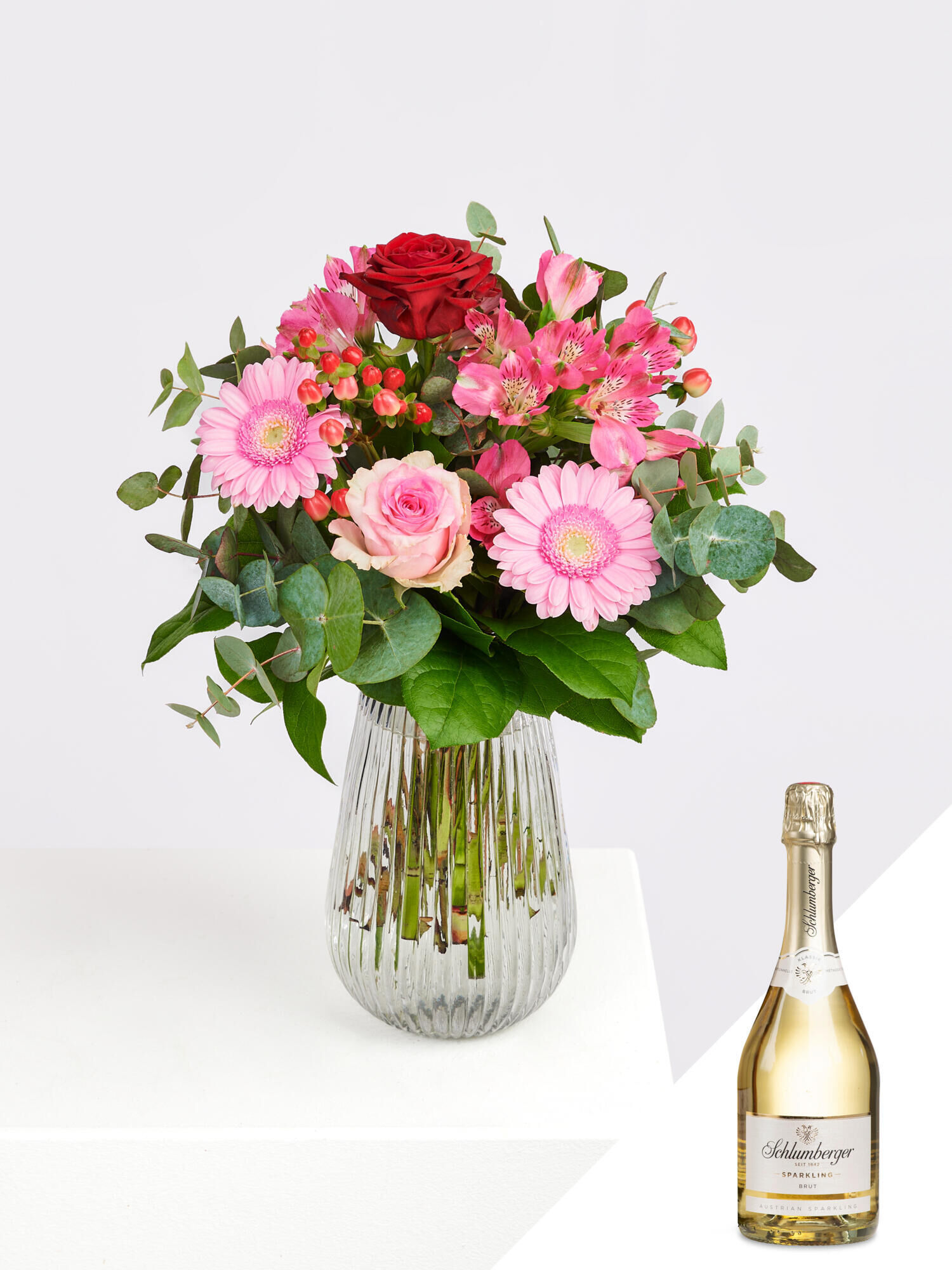 Herzliches Kompliment mit Schlumberger Sekt - Hauptblüte: Alstromerien, Germini, Rosen - Hauptfarbe: Pink, Rosa, Rot