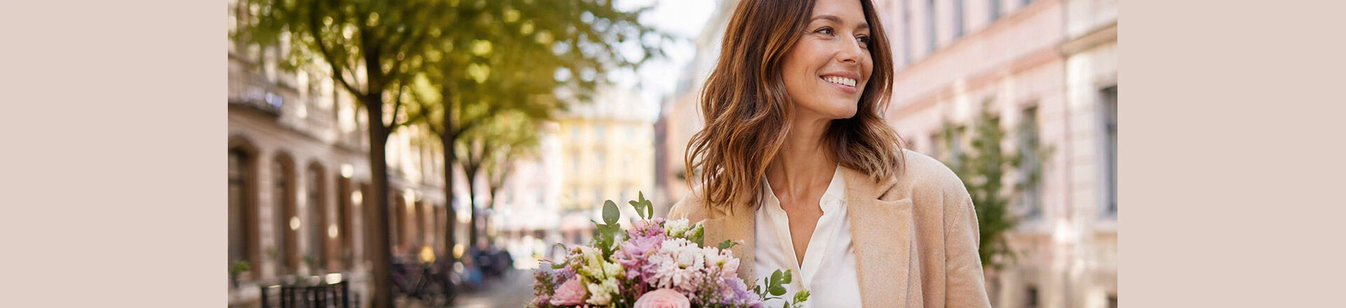 Frau auf der Straße mit Blumenstrauß