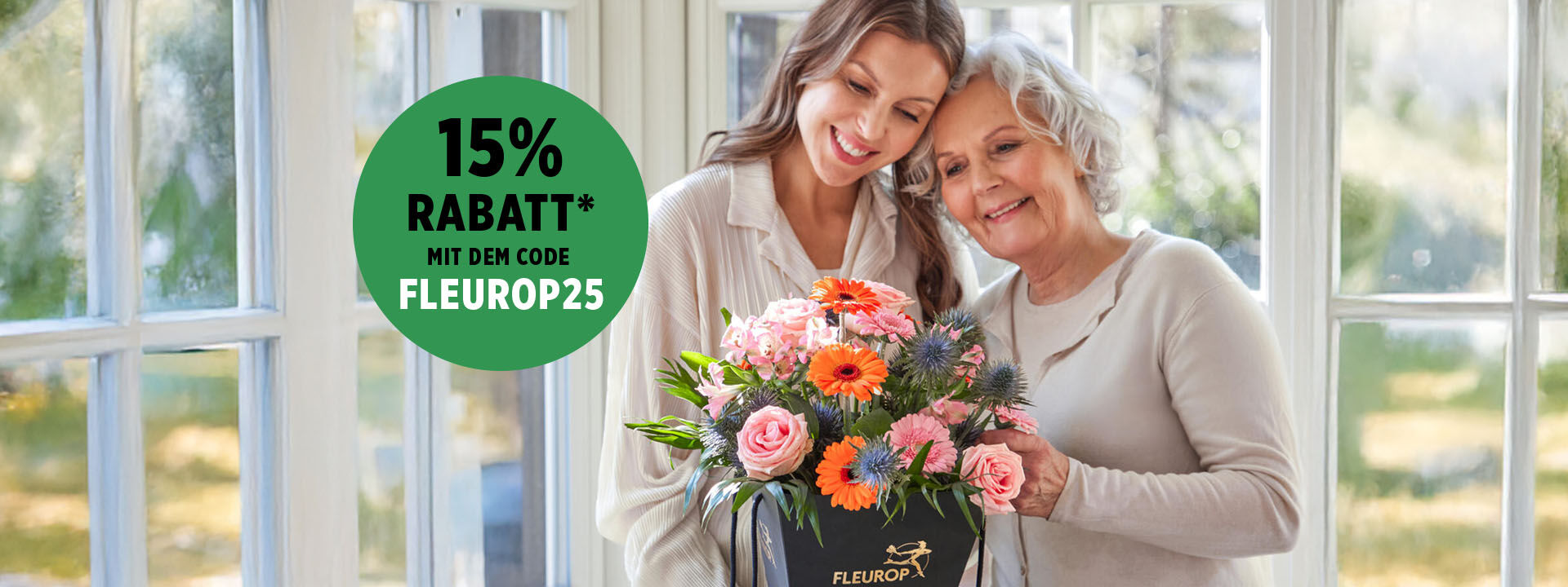 Muttertagsspecial Tochter und Mutter lehen aneinander und halten einen bunten Fleurop-Blumenstrauß – Hinweis auf 15 % Rabatt mit dem Code FLEUROP25.