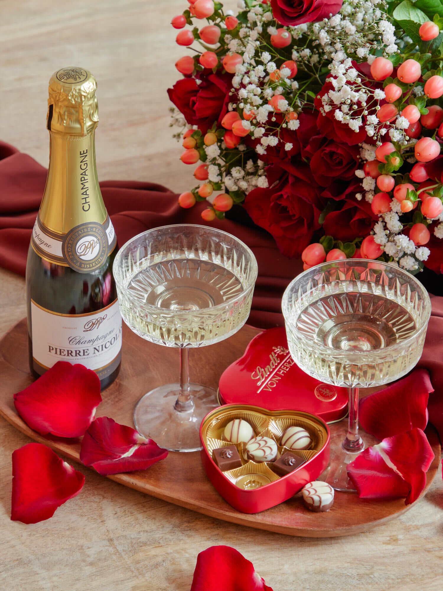 Romance Offensive - Main Colors: RED, WHITE - Main Flowers: ROSES