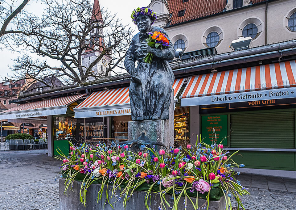Elise Aulinger München mit Blumen geschmückt
