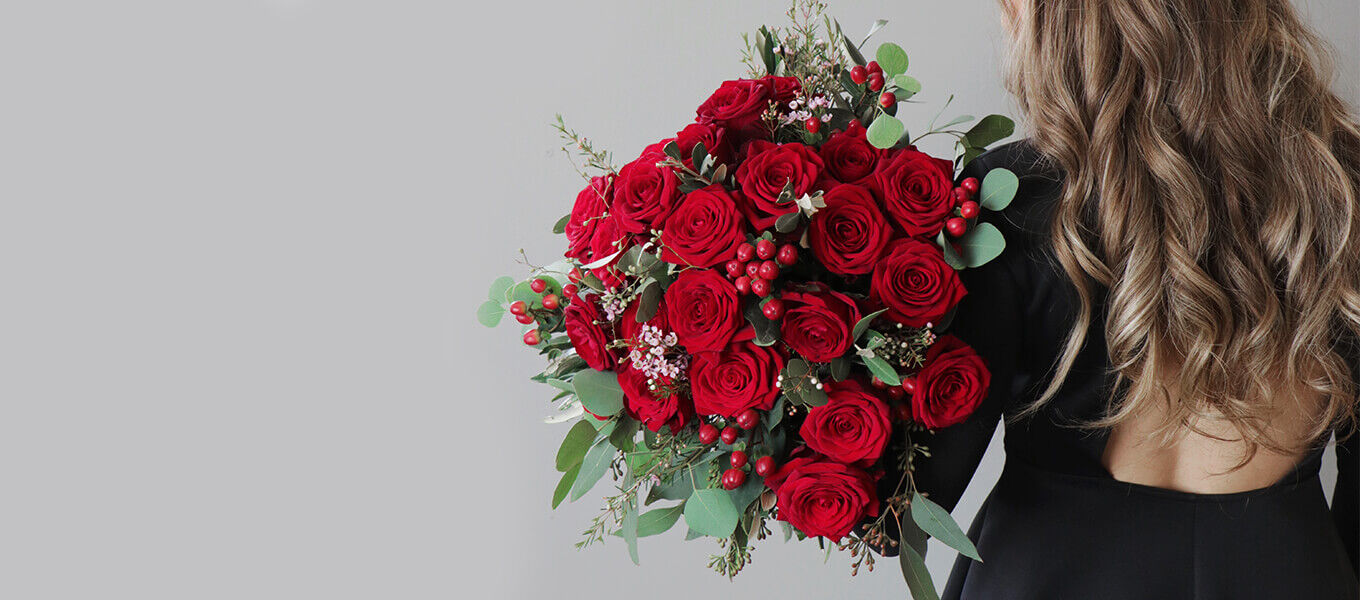 Großer roter Rosenstrauß als romantisches Geschenk zum Hochzeitstag
