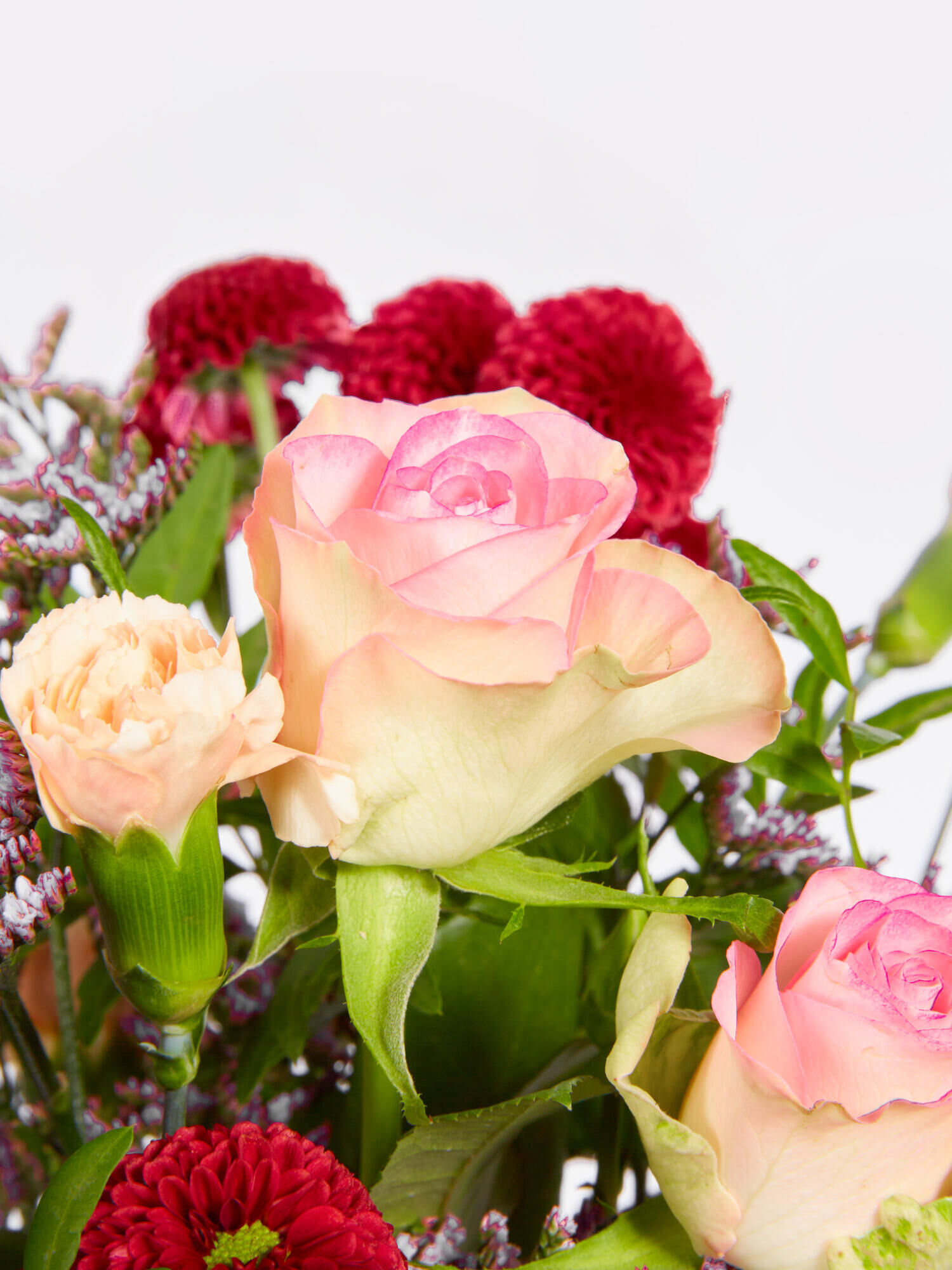 Strauß der Woche - Hauptblüte: Nelken, Rosen - Hauptfarbe: Apricot, Rosa, Rot