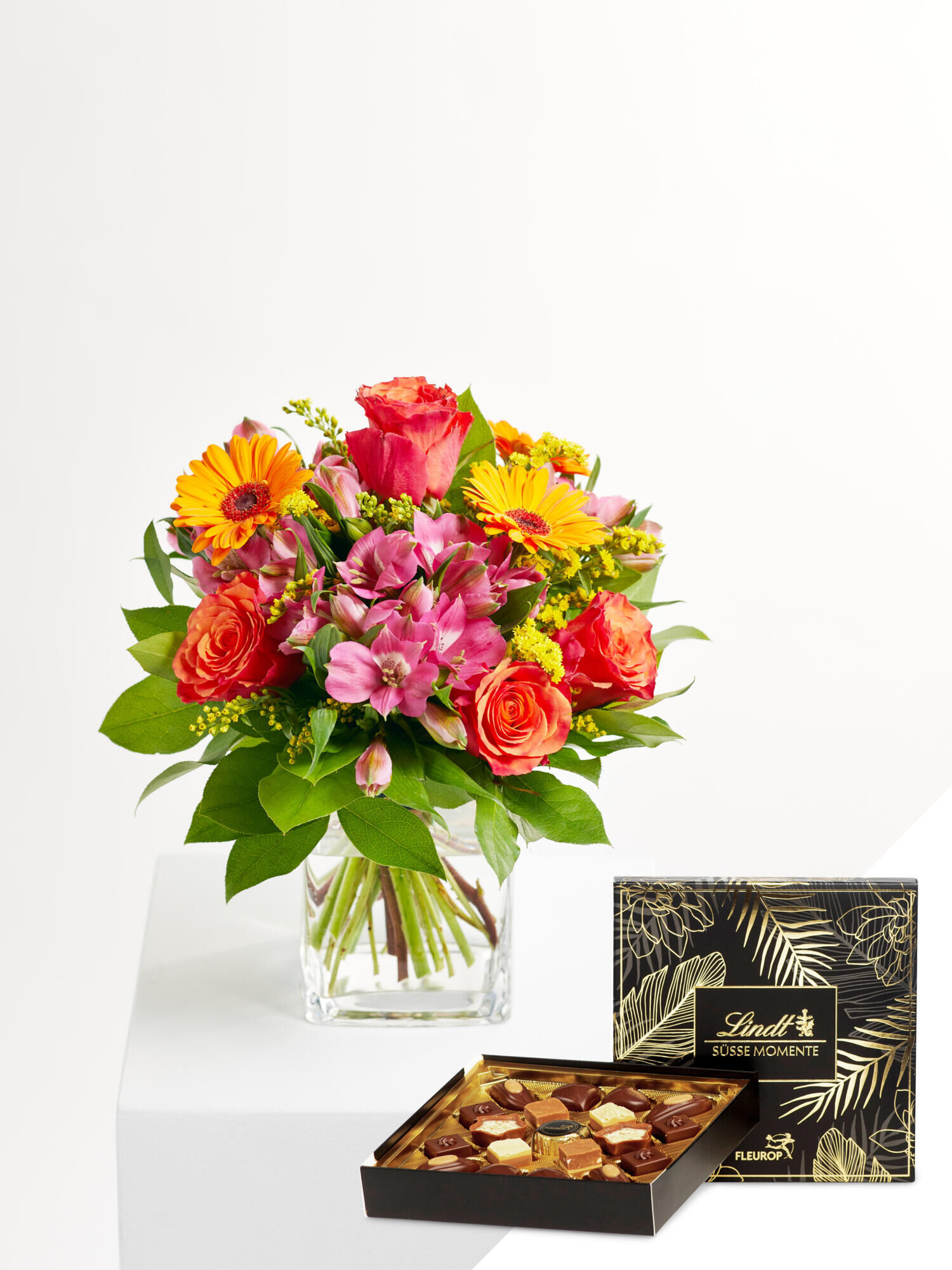 Sonnige Geburtstagsgrüße mit Lindt-Pralinen - Hauptblüte: Alstromerien, Germini, Rosen - Hauptfarbe: Orange, Pink