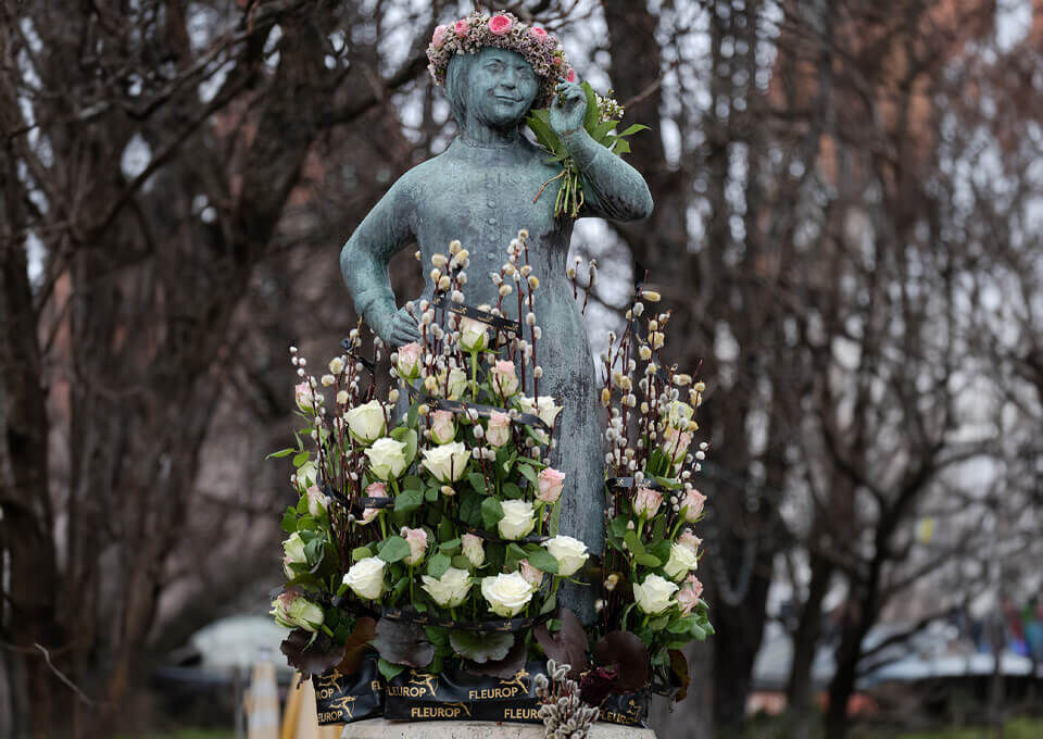 Liesl Karlstadt Denkmal München mit Blumen geschmückt