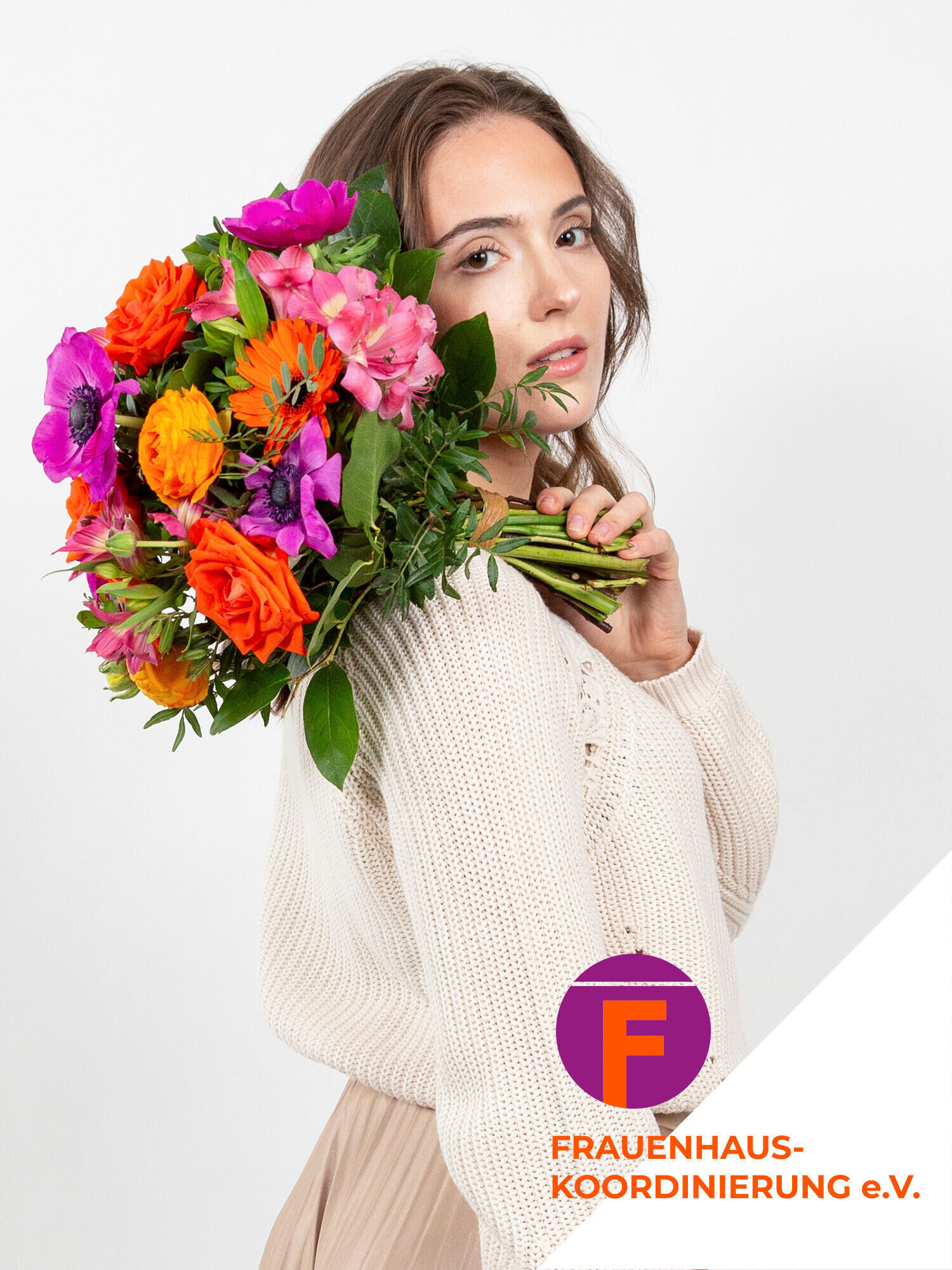 She:Charity - Hauptblüte: Alstromerien, Germini, Ranunkeln, Rosen - Hauptfarbe: Orange, Pink