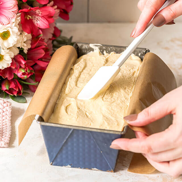 Herzkuchen Step 7 Die Oberfläche des hellen Teigs wird mit einer Teigkarte glattgestrichen.