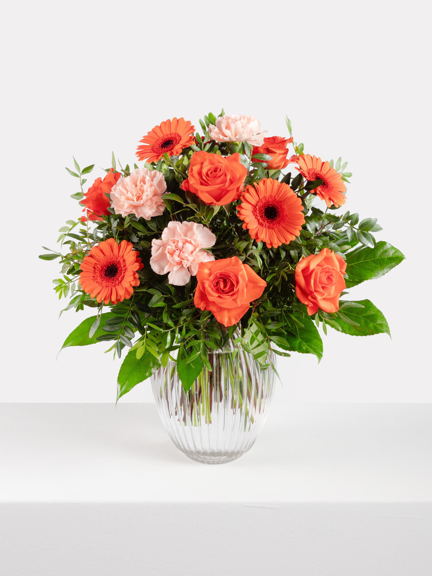 Strauß der Woche - Hauptblüte: Germini, Nelken, Rosen - Hauptfarbe: Apricot, Orange